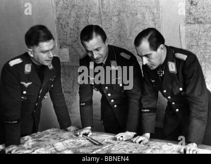 Ereignisse, Zweiter Weltkrieg/Zweiter Weltkrieg, Luftkrieg, Personen, Offiziere des Kampfgeschwaders (Bomberflügel) 53 "Legion-Condor" während einer Unterweisung von links nach rechts: Major Karl rauer, Major Fritz Pockrandt (kommodore), Inhaber des Ritterkreuzes Major Herbert Wittmann, Kirovohrad, Ukraine, Dezember 1943, Stockfoto