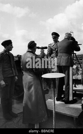 Ereignisse, Zweiter Weltkrieg/zweiter Weltkrieg, Luftkrieg, Personen, Luftwaffenbeamte, die die englische Küste von einem Befehlsposten am Ärmelkanal aus beobachten, Sommer/Herbst 1940, Stockfoto