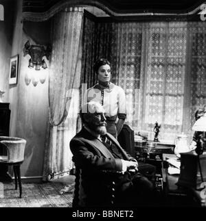 Film 'München Sowjetrepublik" (Die Münchner Räterepublik), DEU 1971, Episode 1 "Kurt Eisner - zwischen Demokratie und Diktatur", Regie: Hellmuth Ashley, Szene mit: Kurt Eisner (Charles Regnier), Renate Grosser, Fremdhersteller - Permissions-Neccessary Stockfoto