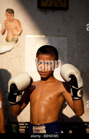 Junge Muay-Thai-Boxer schlägt eine Pose im Sonnenuntergang Stockfoto