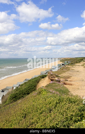 Strandhütten entlang der Küste bei Milford am Meer in Hampshire Stockfoto