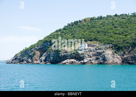 Eine isolierte Villa in Form eines kleinen Schlosses am Westrand des Argentario, toskanischen Küste in der Provinz Grosseto. Stockfoto