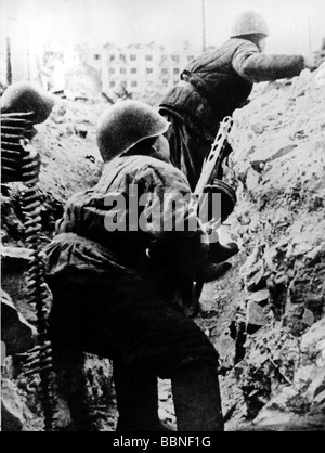 Ereignisse, Zweiter Weltkrieg/Zweiter Weltkrieg, Russland, Stalingrad 1942/1943, sowjetischen Soldaten, in einem Dugout vor einem Angriff, Waffen, Waffen, Untermaschinengewehr, Gewehren, PPSh 41, Munition Gürtel, Russen, Bandoleer, Sowjets, UdSSR, Graben, Schlacht, Kampf, Kampf, Sowjetunion, Rote Armee, Infanterie, Infantrymen, 20. Jahrhundert, historische, historische, historische, Geschichtsterkriege, Geschichtler, Geschichtler, Geschichtler, Geschichtler, Geschichtler, Geschichtlicher, Geschichtler, Vier Personen, Stockfoto