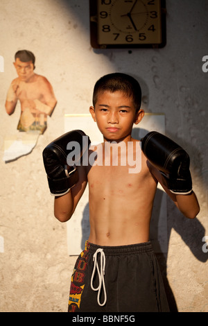 Junge Muay-Thai-Boxer schlägt eine Pose im Sonnenuntergang Stockfoto