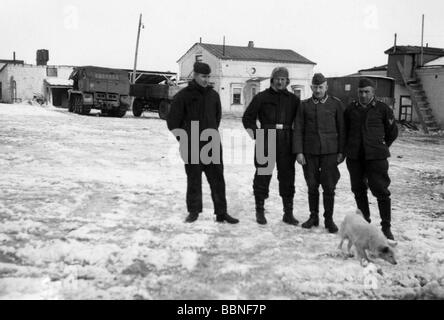 Ereignisse, Zweiter Weltkrieg/Zweiter Weltkrieg, Russland, Winter 1942/1943, Soldaten eines deutschen Versorgungsbataillons vor ihrem Viertel bei Rostow am Don-Fluss, Wehrmacht, 20. Jahrhundert, historisch, Vorräte, Einheit, Logistik, Hund, Schnee, Traktor, SdKft 7, Hof, Drittes Reich, Sowjetunion, UdSSR, Gepäck, Ostfront, Menschen, vierziger Jahre, Stockfoto