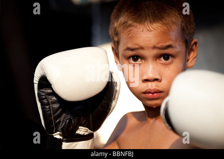 Junge Muay-Thai-Boxer schlägt eine Pose im Sonnenuntergang Stockfoto