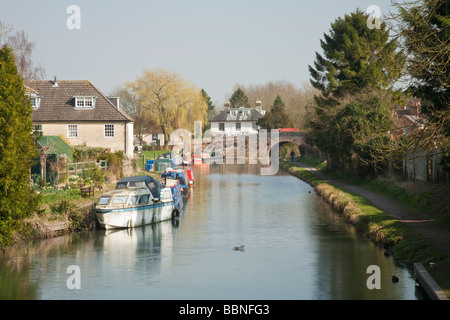 Hungerford Wharf an der Kennet und Avon Kanal im Zentrum von Hungerford, Berkshire, Großbritannien Stockfoto