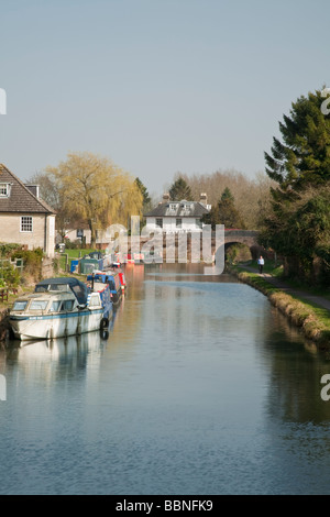 Hungerford Wharf an der Kennet und Avon Kanal im Zentrum von Hungerford, Berkshire, Großbritannien Stockfoto