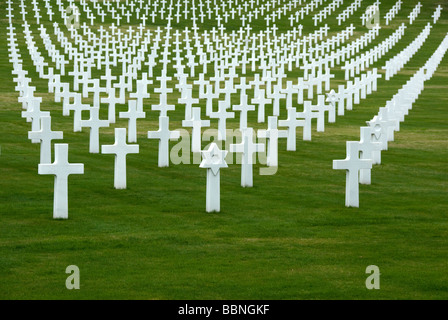 Weiße Grabsteine in der Florence American Cemetery and Memorial Site in Italien Stockfoto