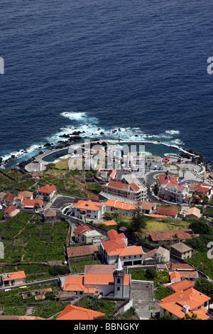 Porto Moniz Dorf auf Nord West-Atlantik Küste von Madeira, gesehen von der Bergstrasse Vorgehensweise Stockfoto