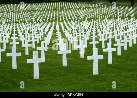 Weiße Grabsteine in der Florence American Cemetery and Memorial Site in Italien Stockfoto