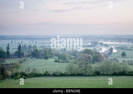 Morgendämmerung über der Themse aus Wittenham Klumpen in der Nähe von Dorchester, Oxfordshire, Vereinigtes Königreich Stockfoto