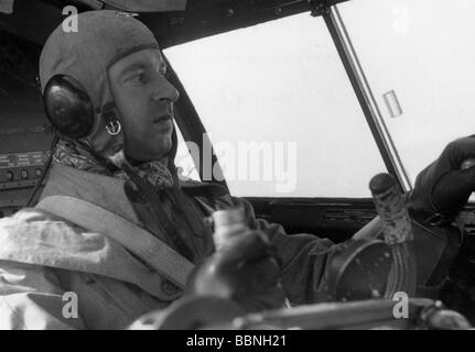 Ereignisse, Zweiter Weltkrieg/zweiter Weltkrieg, Luftkrieg, Personen, Luftwaffenpilot im Cockpit eines Bombers Heinkel 111 während einer Mission gegen Großbritannien, August 1940, 20. Jahrhundert, historisch, historisch, Wehrmacht, Deutschland, Drittes Reich, Soldat, Soldaten, Uniform, Uniformen, fliegende Mütze, Mützen, Anzug, Schlacht um Großbritannien, He111, He-111, Lenkung, Stab, Stab Flieger, Flieger, Piloten, Hauptmann Lonicer, Kapitän, England, Leute, vierziger Jahre, Stockfoto