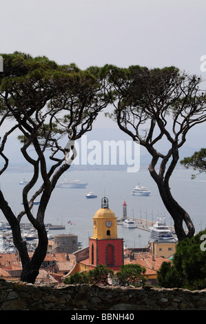 Blick auf das Clocktower, die Dächer und die Bucht von Saint Tropez, umrahmt von Kiefern; in der Côte d ' Azur, Südfrankreich Stockfoto