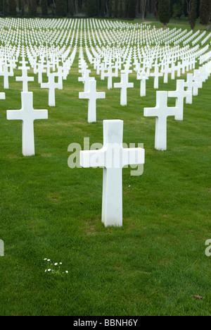 Weiße Grabsteine in der Florence American Cemetery and Memorial Site in Italien Stockfoto