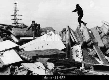 Geografie/Reisen, Deutschland, Berlin, Mauer, Zerstörung, Schönwalde/Berlin-Pau, Kinder auf den Trümmern, 4.4.1992, Stockfoto