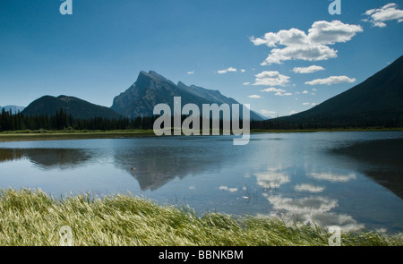 Mount Rundle spiegelt sich in Vermillion Seen. Stockfoto