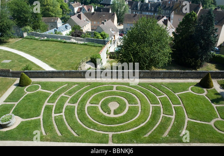 Ein Labyrinth geschnitten ein Rasen in Chartres, Frankreich, in Anlehnung an das berühmte Labyrinth auf dem Boden der Kathedrale der Stadt. Stockfoto