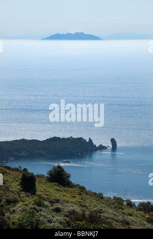 Insel von Monte Christo in der Ferne von Giglio oder Isola del Giglio vor der toskanischen Küste Stockfoto