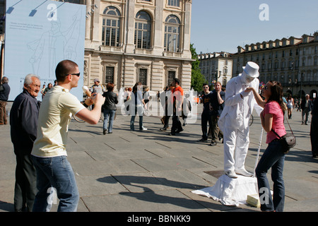 MIME im Stadtzentrum mit Touristen, die ein Foto machen. Turin, Italien Stockfoto