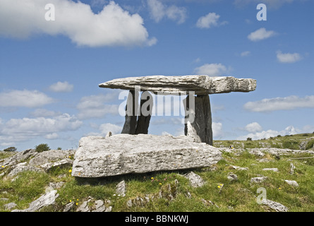 Geographie/Reisen, Irland, County Clare, Poulnabrone Dolmen, megalith Grab, erbaut um 3000 v. Chr., Additional-Rights - Clearance-Info - Not-Available Stockfoto