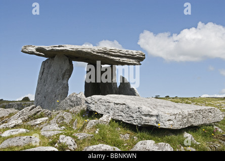 Geographie/Reisen, Irland, County Clare, Poulnabrone Dolmen, megalith Grab, erbaut um 3000 v. Chr., Additional-Rights - Clearance-Info - Not-Available Stockfoto