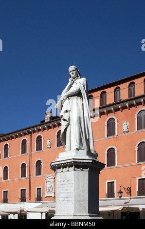 Geographie/Reisen, Italien, Veneto, Verona, Denkmäler, Dante Alighieri Statue auf der Piazza dei Signori, Additional-Rights - Clearance-Info - Not-Available Stockfoto