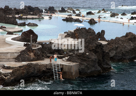 Porto Moniz Dorf im Norden Osten Madeiras mit natürlichen Vulkan Swimming pool Stockfoto