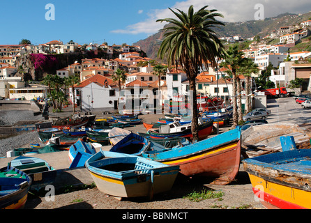 Geographie/Reisen, Portugal, Madeira, Camara de Lobos, Alte (Angeln) Boote am Ufer vor der kleinen Stadt, Additional-Rights - Clearance-Info - Not-Available Stockfoto