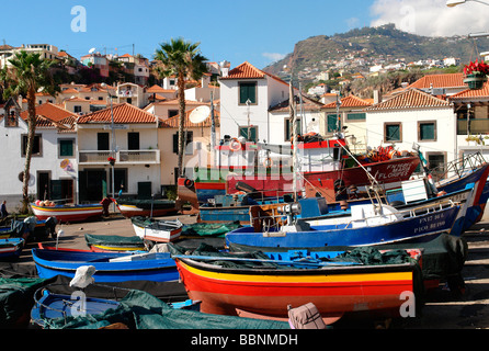 Geographie/Reisen, Portugal, Madeira, Camara de Lobos, Alte (Angeln) Boote am Ufer vor der kleinen Stadt, Additional-Rights - Clearance-Info - Not-Available Stockfoto