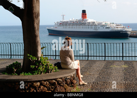 Geographie/Reisen, Portugal, Madeira, Funchal: Cunard Liner MS QUEEN ELIZABETH II. an der Pier, Additional-Rights - Clearance-Info - Not-Available Stockfoto