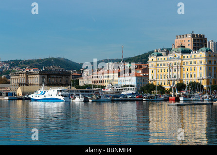 Geographie/Reisen, Kroatien, Rijeka: direkt am Meer, mit Blick auf den Palais Modello (r.), Additional-Rights - Clearance-Info - Not-Available Stockfoto