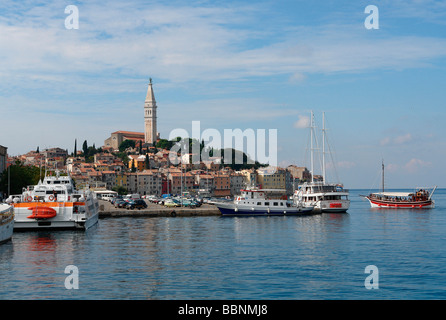 Geographie/Reisen, KROATIEN, ISTRIEN, ROVINJ: Blick auf die alte Halbinsel Stadt mit Pfarrkirche Sv Eufemija auf dem Hügel und Touristische boote, Additional-Rights - Clearance-Info - Not-Available Stockfoto