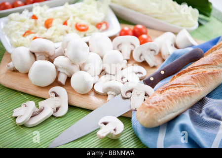 In Scheiben geschnittenen Champignons auf Schneidebrett, close-up Stockfoto