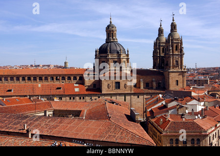 Dachlinie zeigt der Clerecia Kirche und Jesuit Hochschule Universidad Pontificia de Salamanca Spanien Salamanca Stockfoto