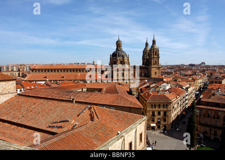 Blick über Salamanca von der Kathedrale zeigt die Städte Dachlinie von Ziegeldächern. Stockfoto