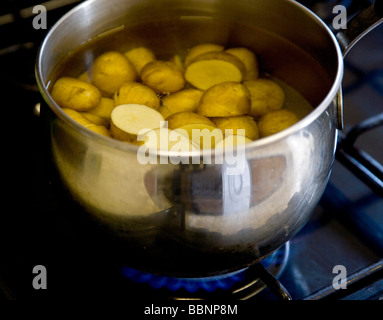 Neue Kartoffeln auf einem Kochfeld Stockfoto