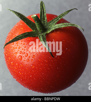 Cherry-Tomate auf grauem Hintergrund Stockfoto