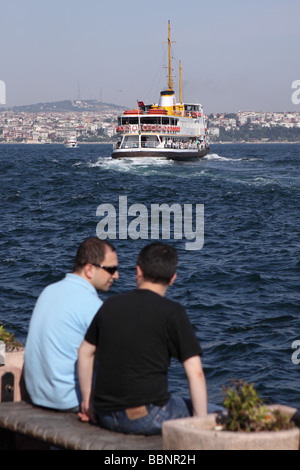 Istanbul Türkei Bosporus Fähre Boot in Richtung der asiatischen Seite der Stadt verlässt Karakoy Fähre terminal Stockfoto