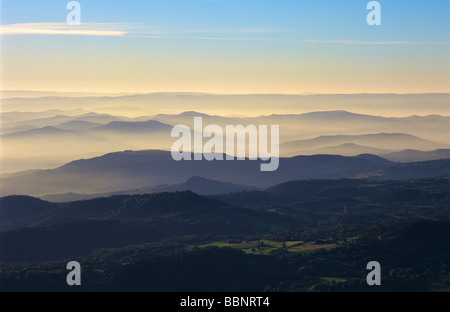 Berge im Nebel. Puy-de-Dome, Auvergne, Frankreich. Europa. Stockfoto