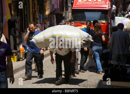 Mann trägt eine schwere Last auf seinem Rücken in Istanbul Stockfoto