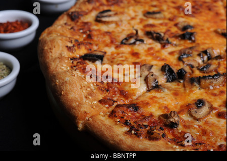 Nahaufnahme von einem frisch gebackenen pizza Stockfoto