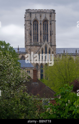 Einer der drei Türme des York Minster, von der römischen Mauer gesehen Stockfoto