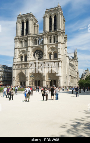 Touristen vor Notre Dame Kathedrale Paris Frankreich Stockfoto