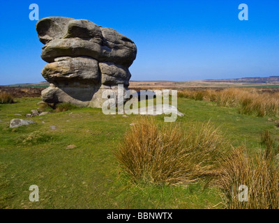 Adler-Stone rock Formation Baslow hochkant im Peak District Nationalpark Derbyshire England UK Stockfoto