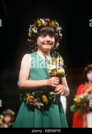 Junge Mädchen, die Teilnahme an Blume Tanz im Vorsitz der Bard-Zeremonie bei der 1989 National Eisteddfod abgehaltenen Cwm Rhymni, Barg Stockfoto