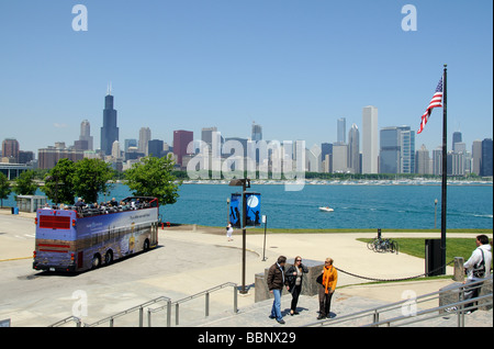 Chicagos Skyline und den Hafen von See Michigan Illinois USA gesehen Stockfoto