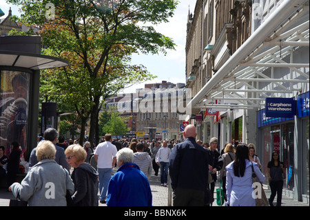 Käufer auf Fargate Sheffield City Centre, South Yorkshire, Nordengland Stockfoto