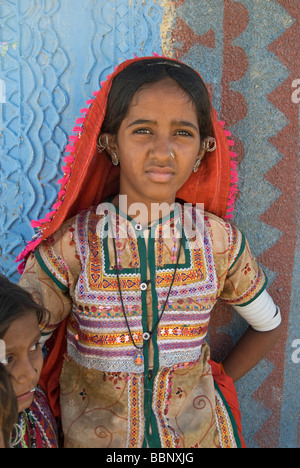 Kutchi Mädchen in tribal Kostüm gelehnt Bhunga Wand, Hodka, Gujarat, Indien Stockfoto