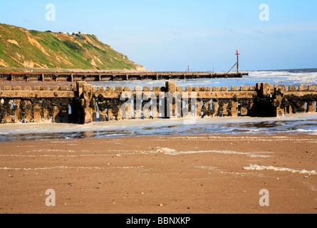 Der Strand von Mundesley, Norfolk, Großbritannien, Blick nach Westen mit Campingplatz auf einer Klippe. Stockfoto